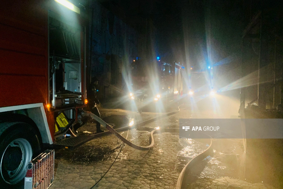 Bakıda keçmiş zavod ərazisində yanğın baş verib - FOTO