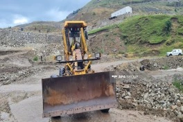 Daşkəsəndə iri qaya parçaları yolu bağlayıb