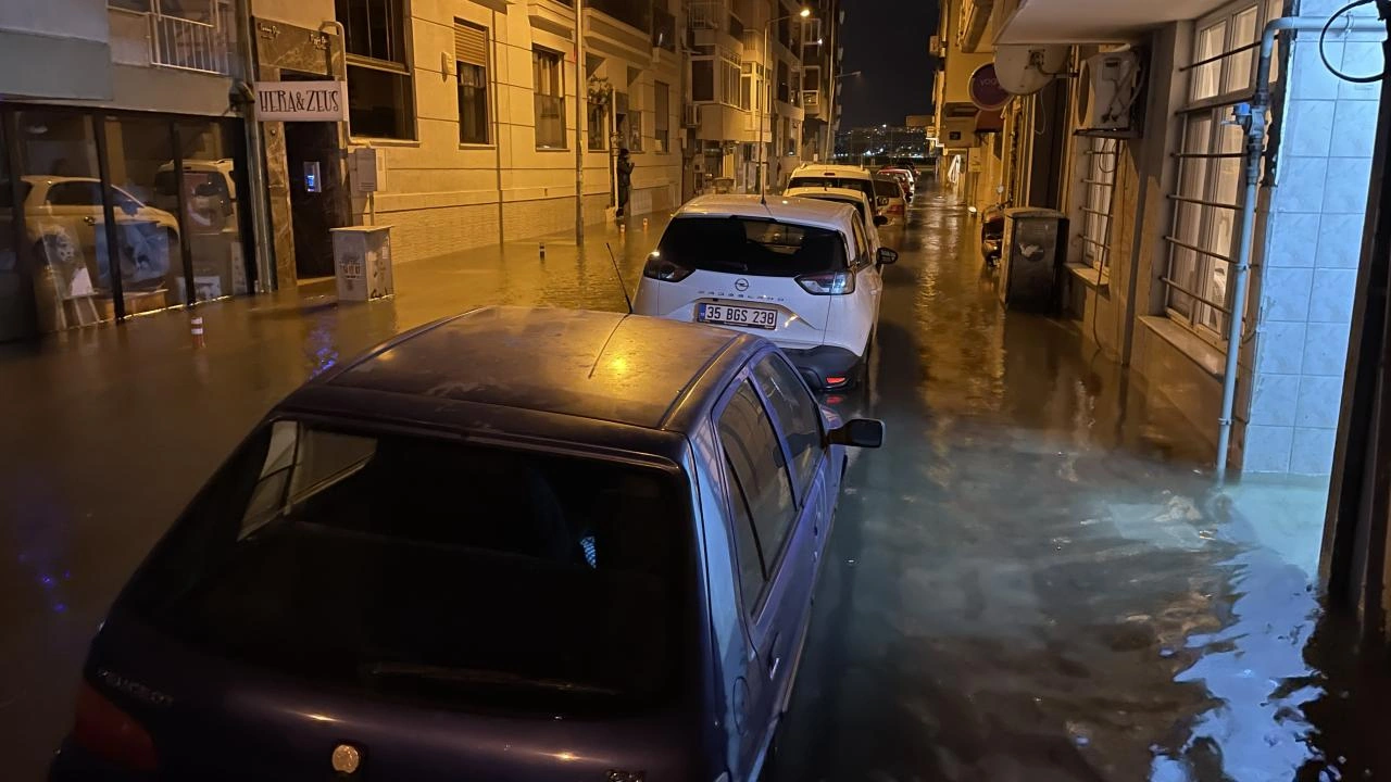 İzmirdə dəniz daşdı,küçələr su altında qaldı  - Fotolar