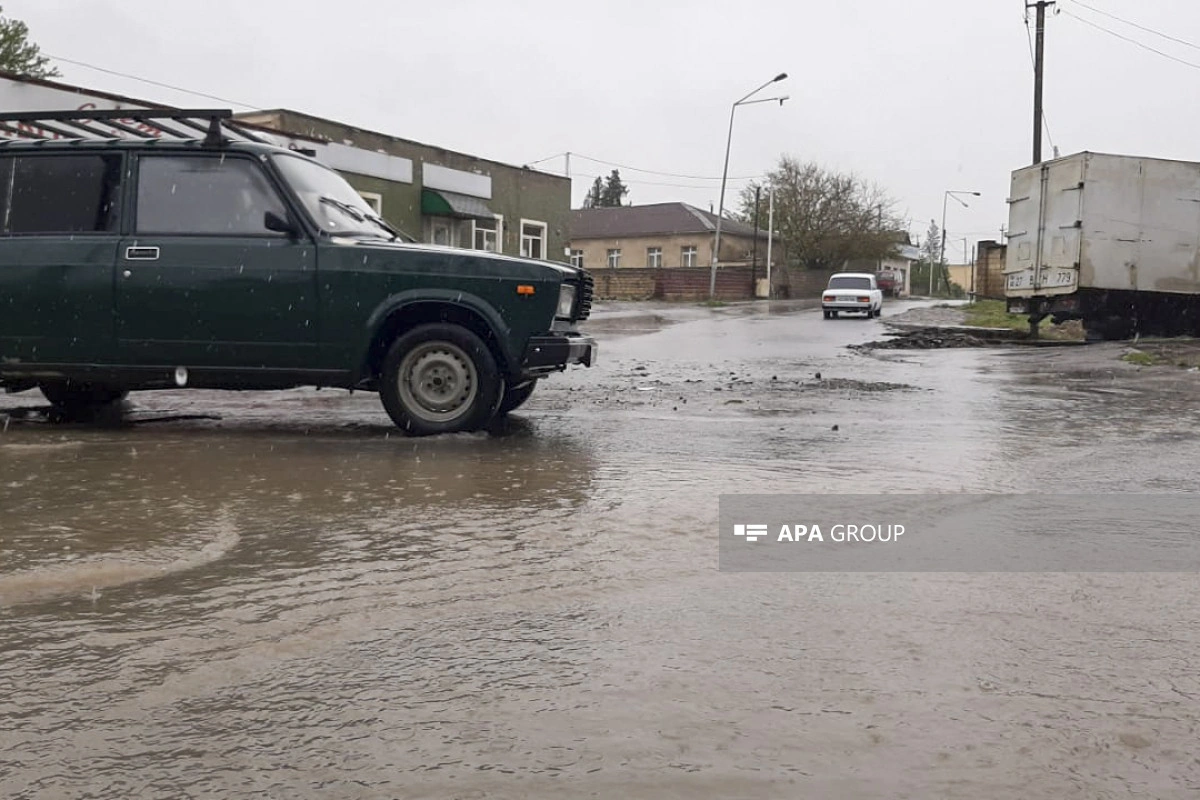 Bakıya palçıqlı yağış yağmasının səbəbləri açıqlanıb