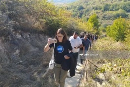 Beynəlxalq səyyahlar Azıx mağarasında olublar - FOTO