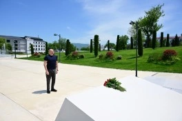 Prezident İlham Əliyev Xankəndi şəhərində Zəfər tağının önünə gül dəstələri düzüb