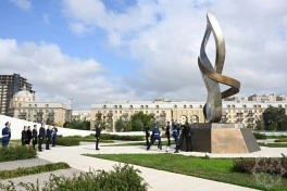 Tacikistanın Baş naziri Zəfər parkını ziyarət edib