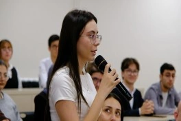 Əlaqələndirmə Qərargahının İdarələrarası Mərkəzinin nəzdindəki İşçi Qrupu Qarabağ Universitetində inflüenserlərlə görüşüb