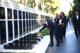 Bakının azad edilməsinin 108-ci ildönümü münasibətilə Şəhidlər xiyabanı və Türk şəhidliyi abidəsi ziyarət olunub