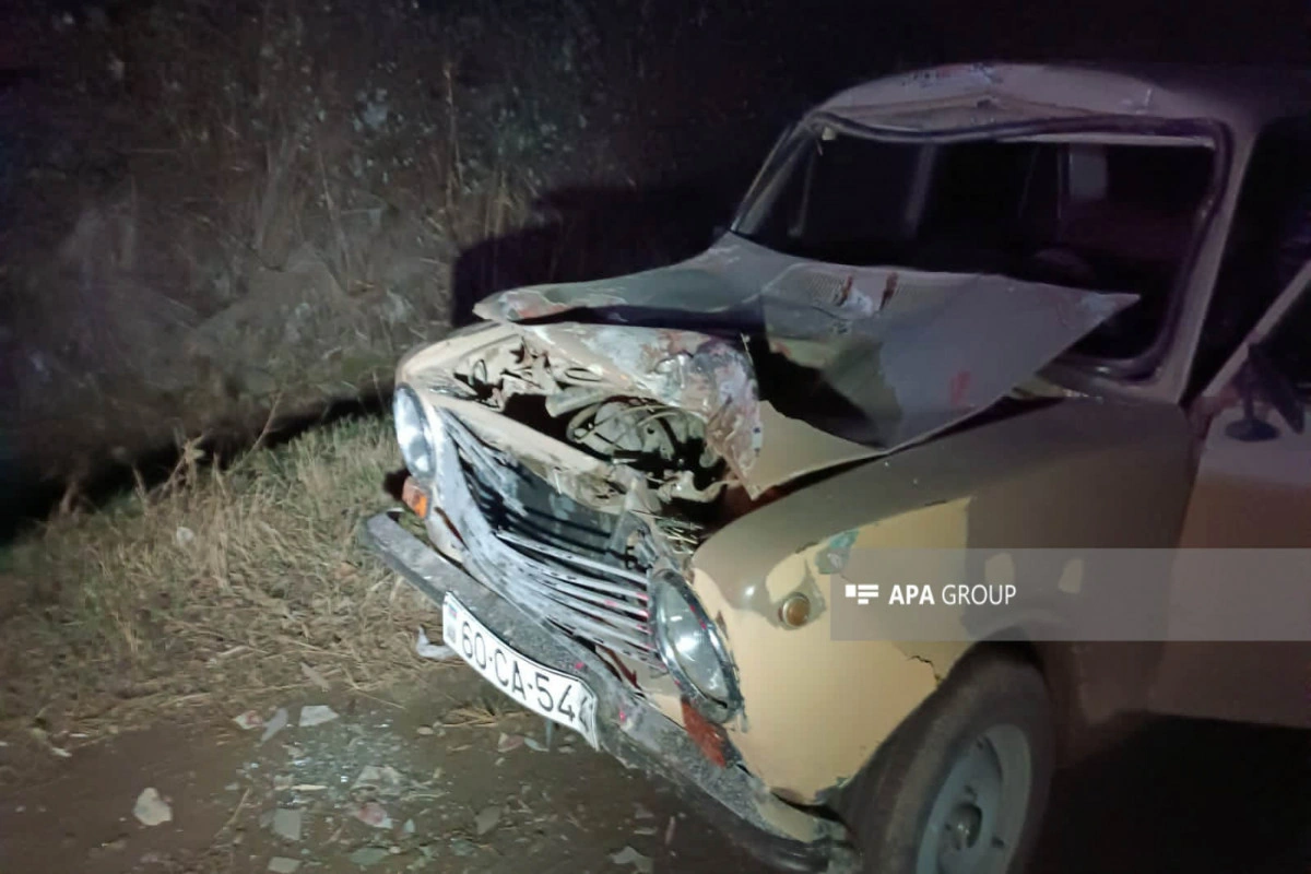 Tovuzda "VAZ" "Azərişıq"ın yük maşınına çırpılıb, xəsarət alanlar var - FOTO