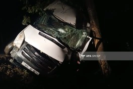 Tovuzda yük avtomobili elektrik dirəyinə çırpılıb, sürücü ölüb - FOTO