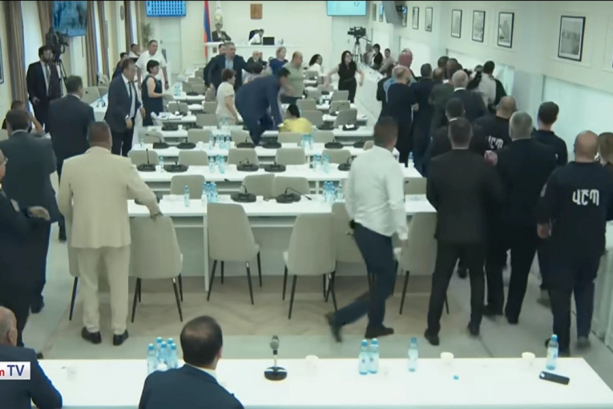 İrəvan meriyasında Paşinyanın partiyadaşları və müxalifət üzvləri arasında dava düşüb - VİDEO