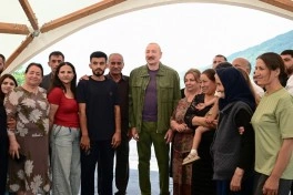 Prezident İlham Əliyev Şuşanın Kiçik Qaladərəsi kəndində görülən işlərlə tanış olub və kəndə qayıdan sakinlərlə görüşüb - FOTO