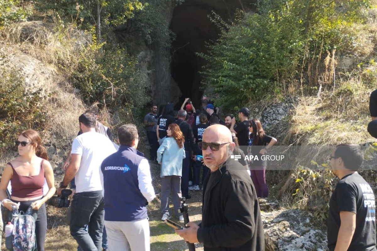 Beynəlxalq səyyahlar Azıx mağarasında olublar - FOTO
