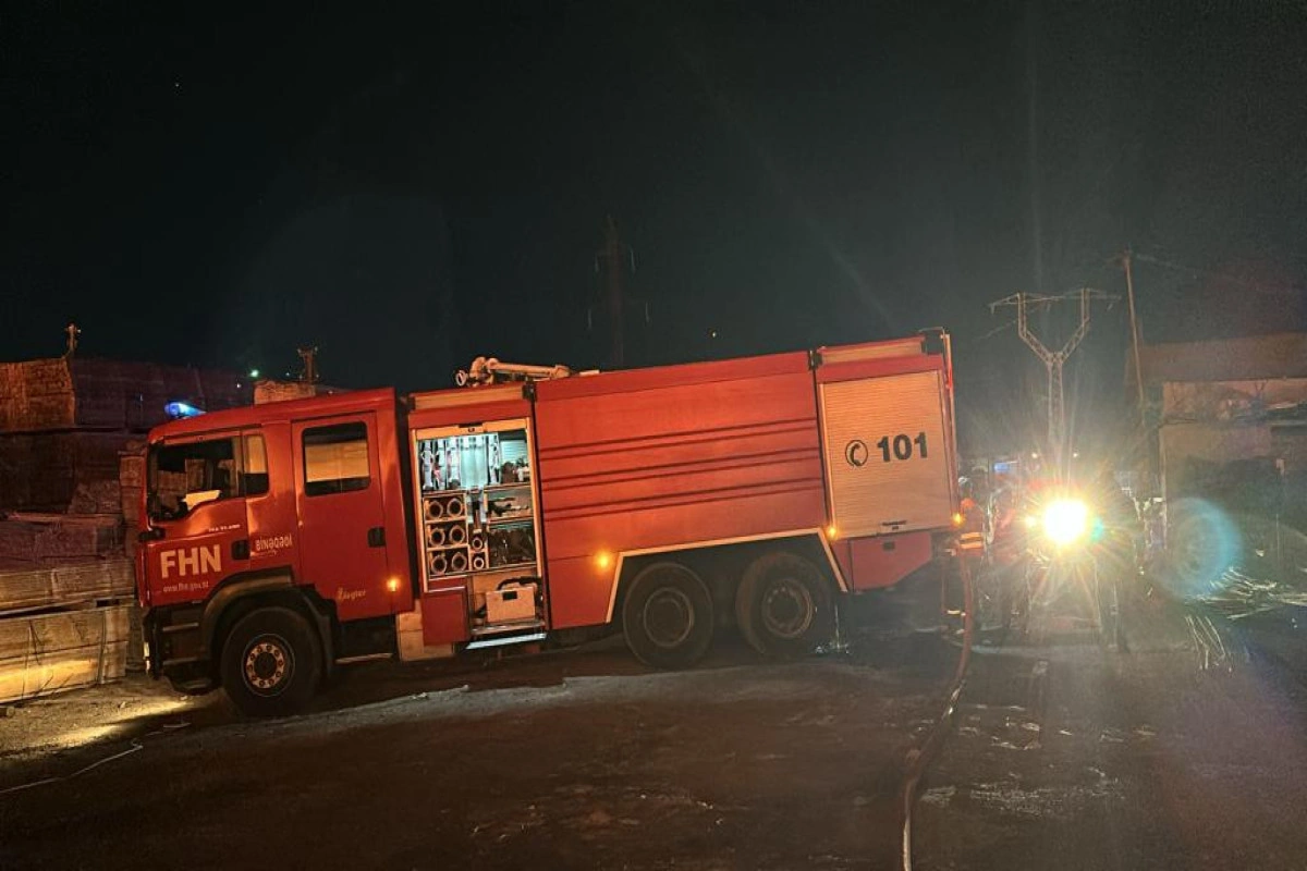 Bakıda inşaat materialları bazarı yanır - FOTO - VİDEO - YENİLƏNİB