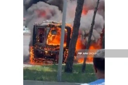 Bakıda avtovağzalın yaxınlığında avtobus yanıb - FOTO - VİDEO