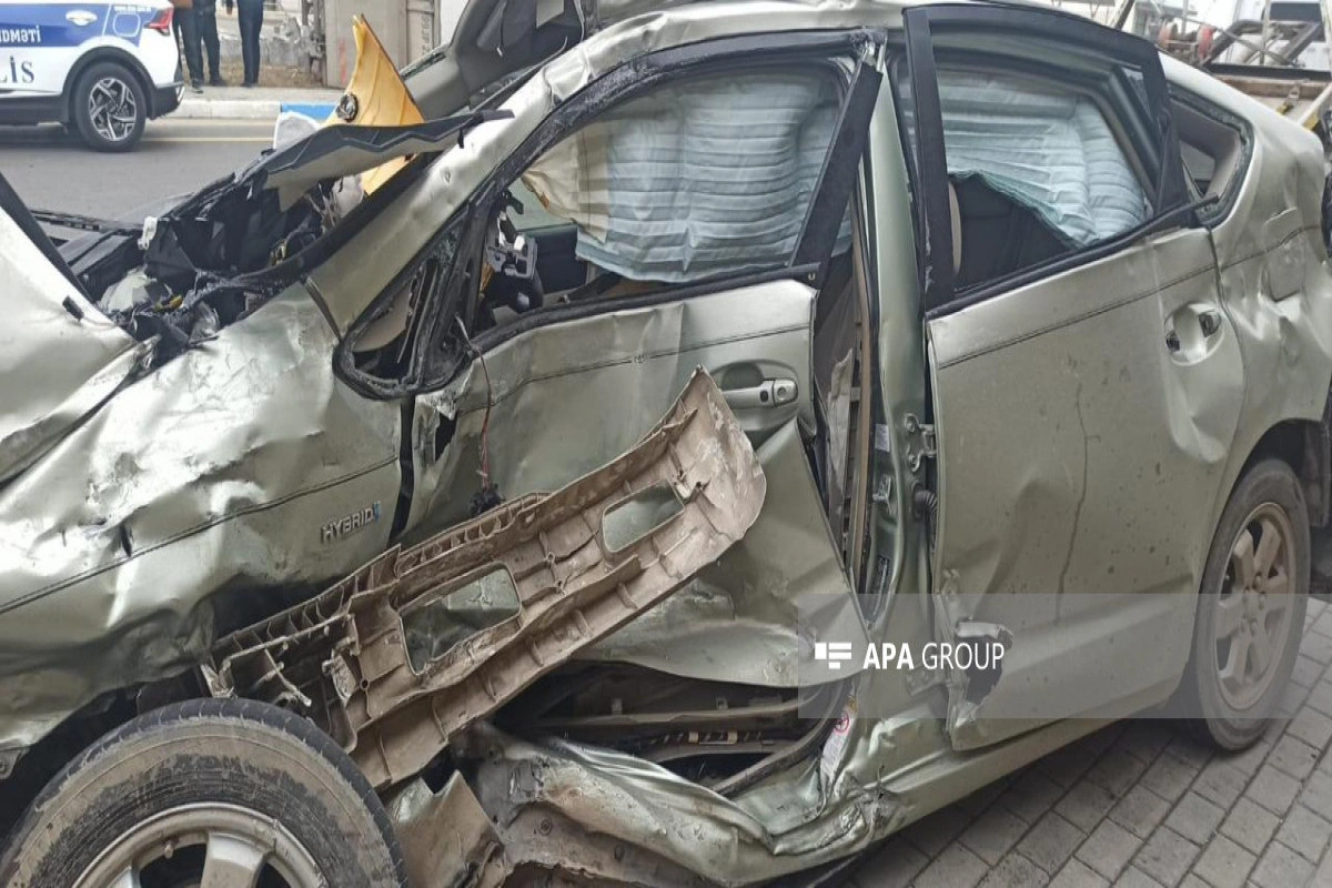 Sumqayıtda Prius yük maşını ilə toqquşub, xəsarət alan var - FOTO