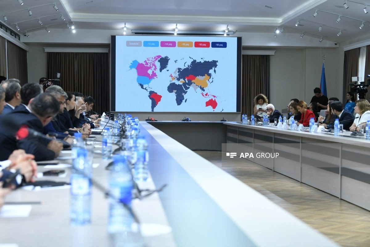 Uşaqların zərərli informasiyadan qorunması ilə bağlı hüquqi akt layihəsi müzakirə olunub - FOTO