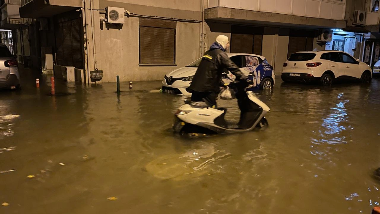 İzmirdə dəniz daşdı,küçələr su altında qaldı  - Fotolar