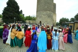 Bakının mərkəzində milli geyimlərdə gəzinti-yürüş təşkil olunub - FOTO