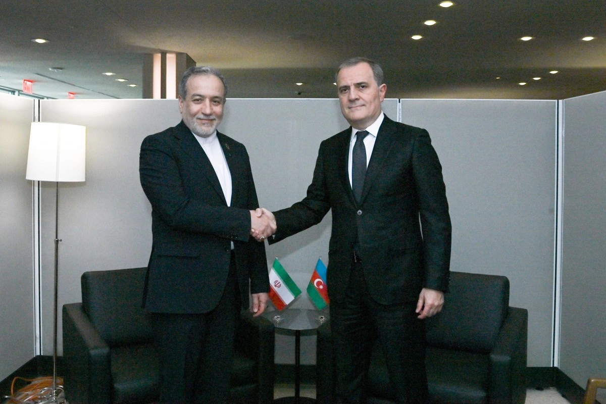 Ceyhun Bayramov Əraqçi ilə regional prosesləri müzakirə edib