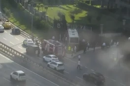 İstanbulda avtobus divara çırpılıb: 1 ölü,  17 yaralı var - YENİLƏNİB