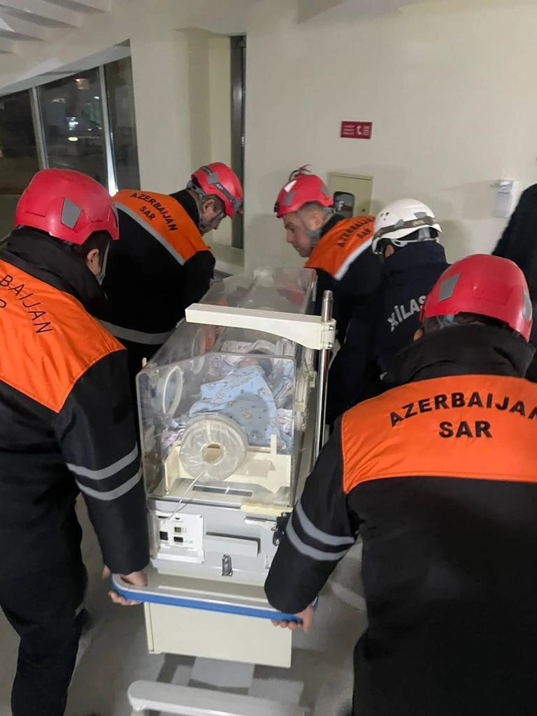 Körpələr xəstəxanadan belə çıxarıldı  - Video + Fotolar