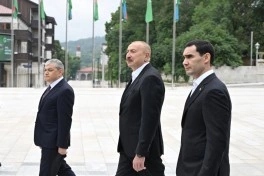 Prezidentlər İlham Əliyev və Sərdar Berdiməhəmmədov Şuşada işğal dövründə güllələnmiş büstlərə baxıblar