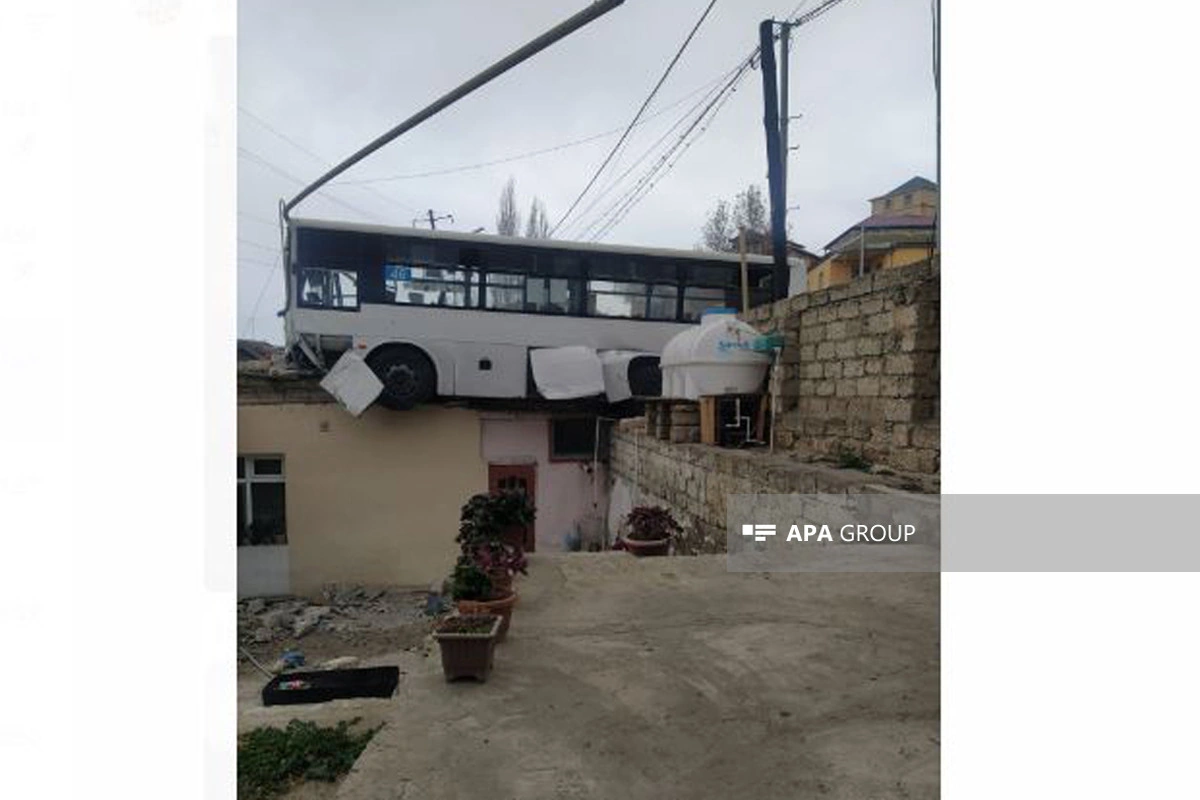 Bakıda qəzaya düşən avtobus evin damına çıxıb - FOTO - VİDEO
