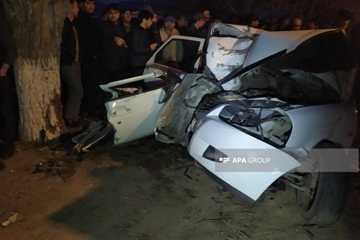 Qubada minik avtomobili ağaca çırpılıb, yaralananlar var - FOTO