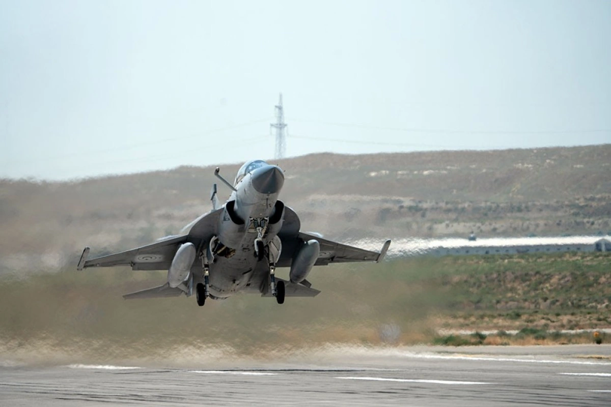 Hərbi pilotlar “JF-17C", "Su-25ML" və "L-39"-larla döyüş manevrləri üzrə tapşırıqları yerinə yetirib - FOTO