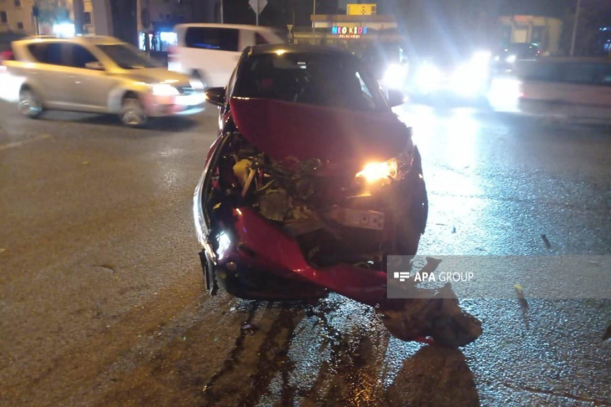 Bakıda iki avtomobil toqquşub, xəsarət alan var - FOTO