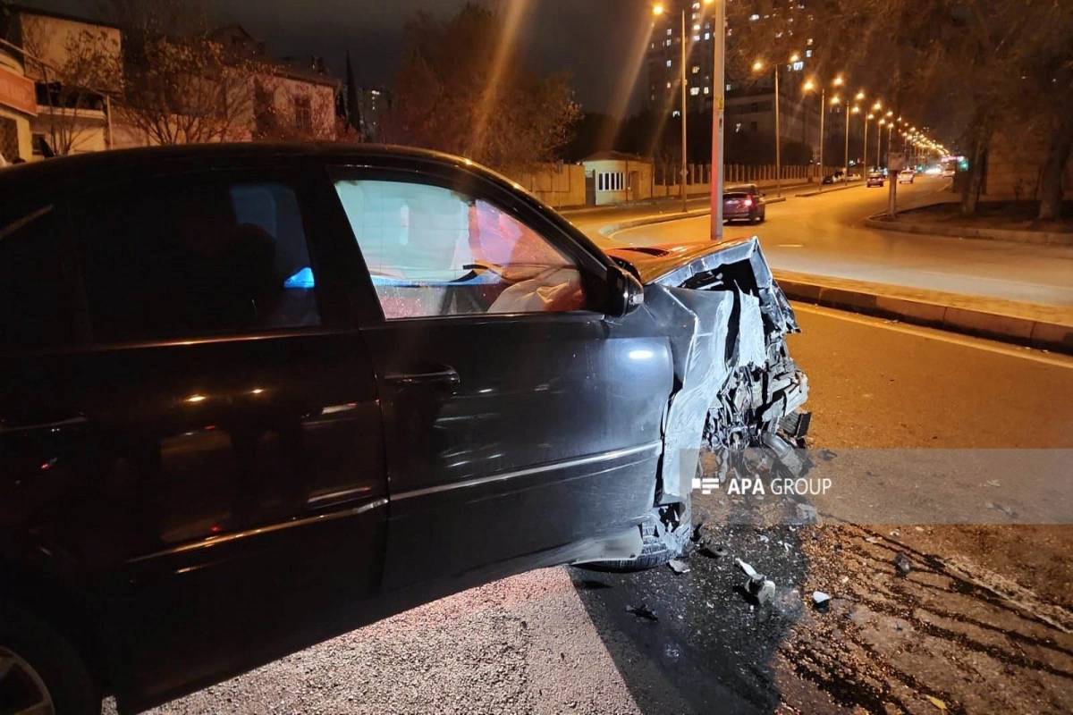 Bakıda avtomobil divara çırpılıb, xəsarət alan var - FOTO