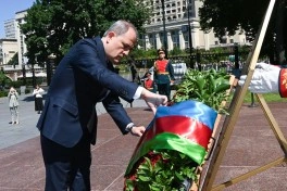 Ceyhun Bayramov Moskvada "Naməlum əsgər" məzarını ziyarət edib - FOTO