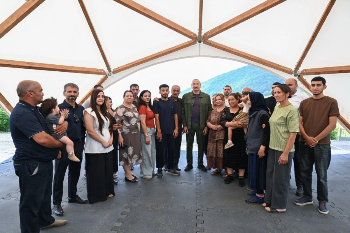 Prezident İlham Əliyev Şuşanın Kiçik Qaladərəsi kəndində görülən işlərlə tanış olub və kəndə qayıdan sakinlərlə görüşüb - FOTO
