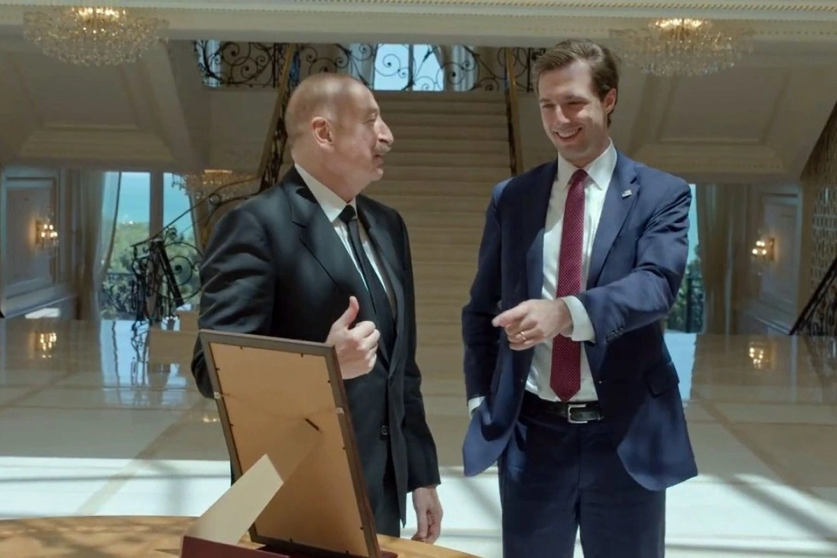 Prezident Trampın xatirə hədiyyəsini ABŞ dövlət katibinin köməkçisinə göstərib