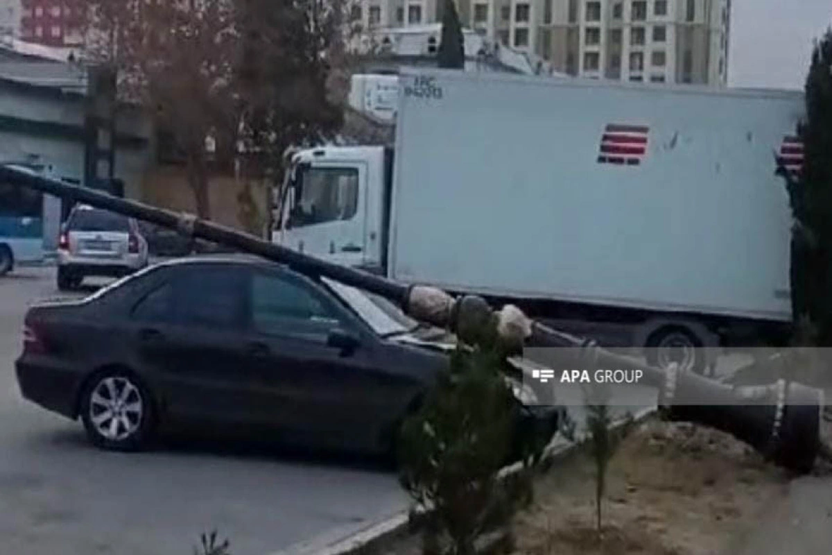 Gəncədə külək işıq dirəyini maşının üzərinə aşırıb - YENİLƏNİB - FOTO