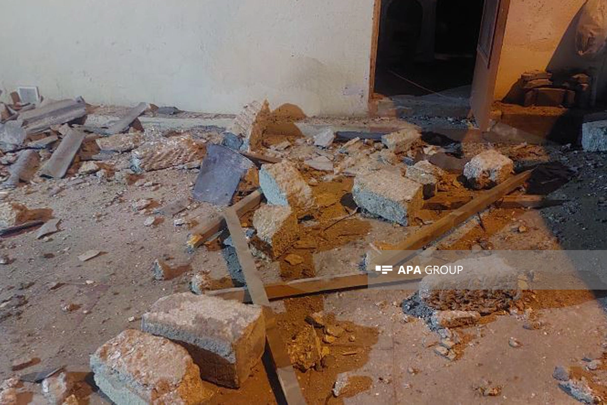 Bakıda qəzaya düşən avtobus evin damına çıxıb - FOTO - VİDEO