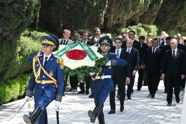 Sərdar Berdiməhəmmədov Ümumilli Lider Heydər Əliyevin məzarını ziyarət edib