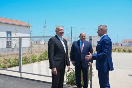 Azərbaycan və Slovakiya prezidentləri Ağdamın Baş Qərvənd kəndində görülən işlərlə tanış olublar, məktəbin təməli qoyulub - FOTO