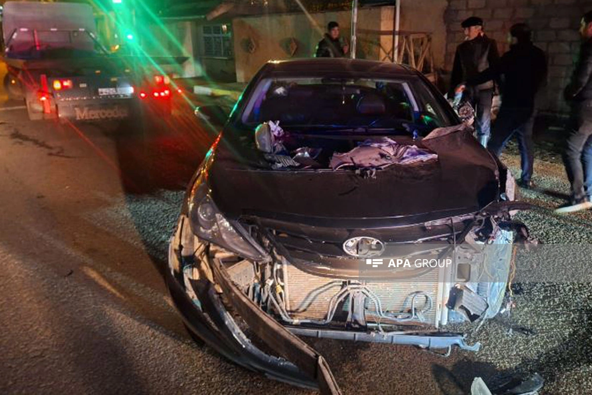 Lənkəranda avtomobil işıq dirəyini aşırıb - FOTO