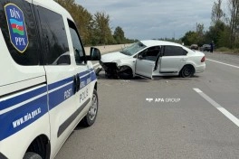 Bakı–Qazax yolunda maşın beton səddə çırpılıb, xəsarət alan var - FOTO