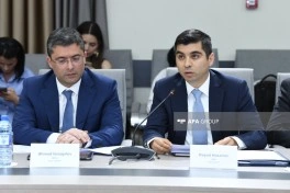 Uşaqların zərərli informasiyadan qorunması ilə bağlı hüquqi akt layihəsi müzakirə olunub - FOTO