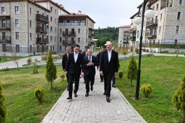 Azərbaycan və Türkmənistan prezidentləri Şuşada inşa edilmiş birinci yaşayış kompleksində olublar