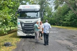 Zaqatalada TIR-la minik maşını toqquşub, xəsarət alanlar var - FOTO
