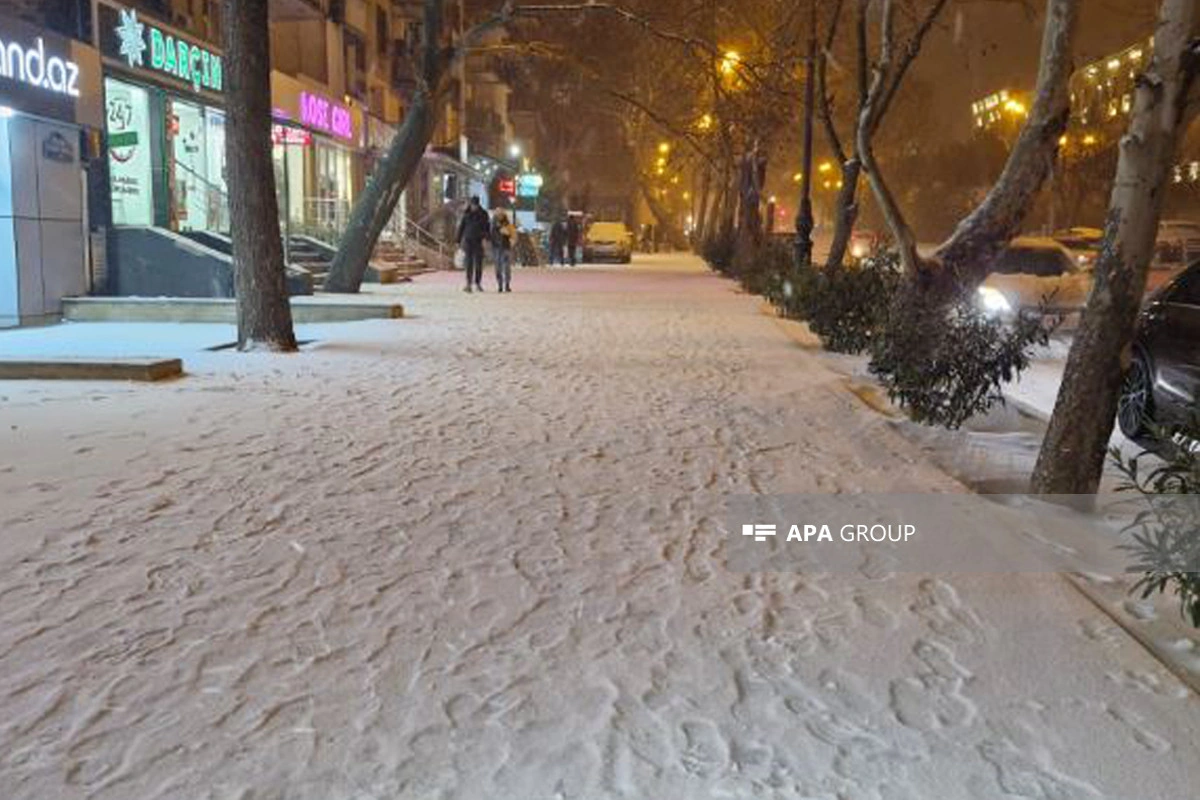 Bakıda qar avtomobillərin hərəkətinə çətinlik yaradıb - FOTO