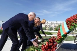 Anım Günü ilə əlaqədar ƏƏSMN kollektivi Zəfər abidəsini ziyarət edib