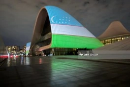 Heydər Əliyev Mərkəzinin binası Özbəkistan bayrağının rəngləri ilə işıqlandırılıb