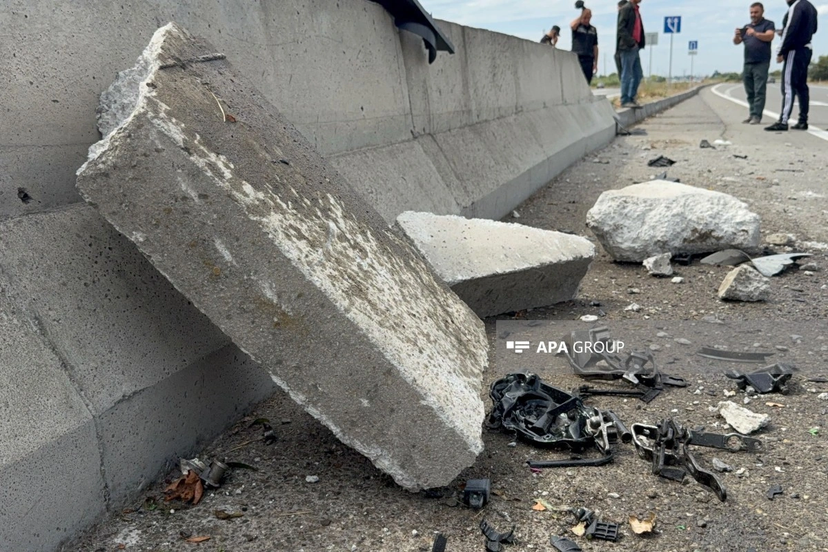 Bakı–Qazax yolunda maşın beton səddə çırpılıb, xəsarət alan var - FOTO