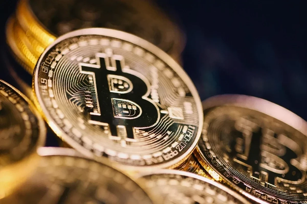“Bitcoin”in qiyməti 82 min dollardan aşağı düşüb