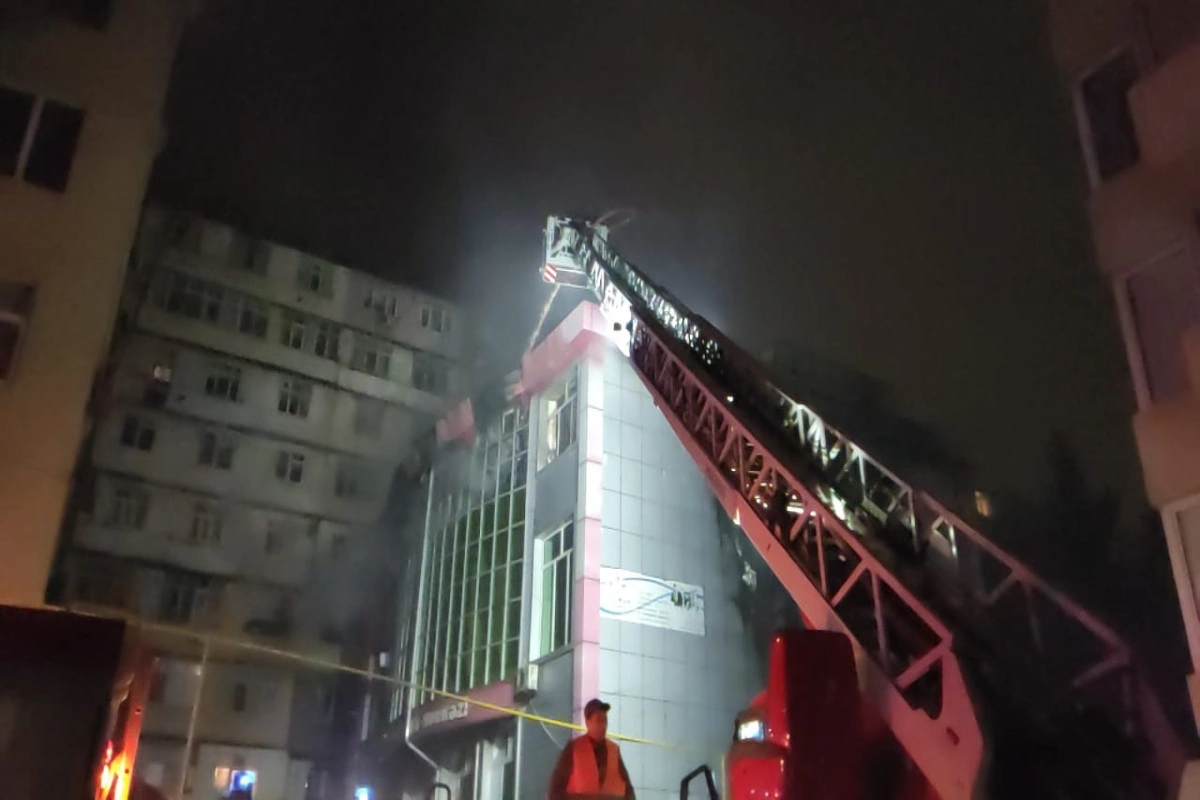 Bakıda ticarət obyektindəki yanğın tam söndürülüb - YENİLƏNİB-2 - FOTO
