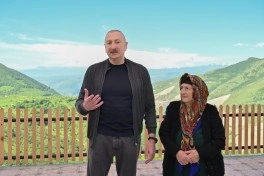 Prezident İlham Əliyev Şuşanın Böyük Qaladərəsi kəndində görülən işlərlə tanış olub, sakinlərlə görüşüb - FOTO - YENİLƏNİB