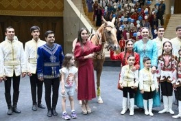 Leyla Əliyeva Arkadağ şəhərində əfsanəvi "Galkynyş" milli atüstü oyunlar qrupunun çıxışını izləyib - FOTO