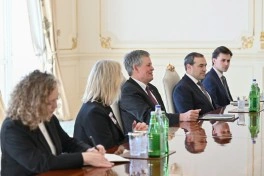 Prezident İlham Əliyev ABŞ Senatının Xarici Əlaqələr Komitəsinin üzvünü qəbul edib